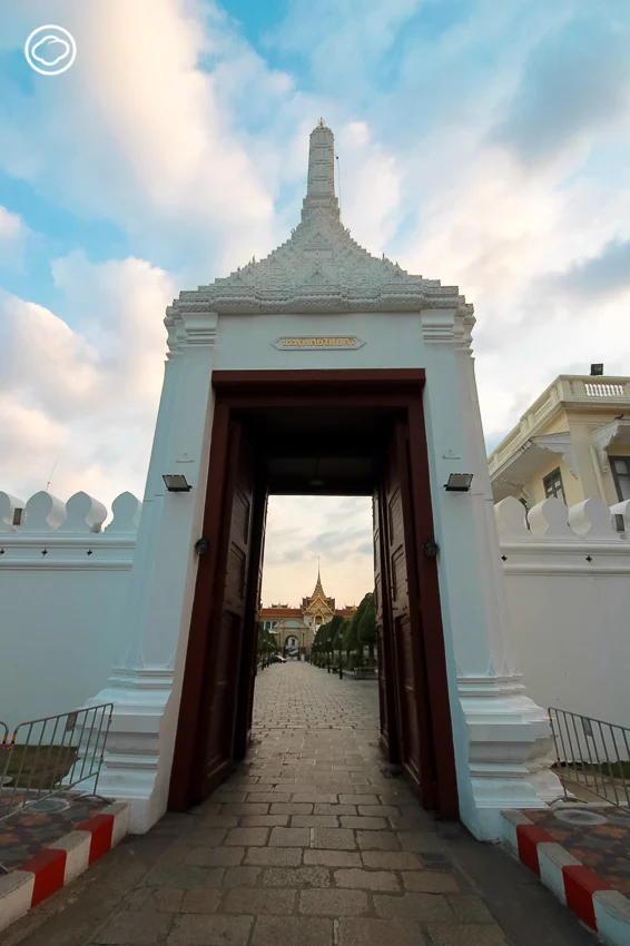 เที่ยววัดพระแก้ว ศึกษาชื่อประตูและตามหามุมมองบนหน้าเหรียญ 1 บาท - The Cloud