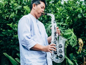Vibrato, แซกโซโฟนพลาสติก