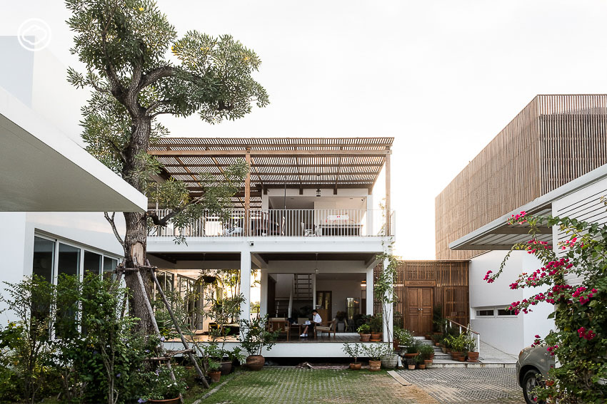 บ้านใหม่ที่ใช้แต่ของเก่าและยกเอาบ้านเรือนไทยของคุณตาอายุกว่า 80 ปีมาไว้บนบ้าน บ้านหรุ่นรักวิทย์, ป่อง ปฐมา หรุ่นรักวิทย์