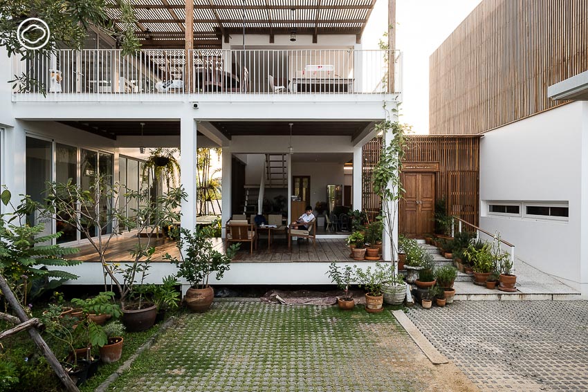 บ้านใหม่ที่ใช้แต่ของเก่าและยกเอาบ้านเรือนไทยของคุณตาอายุกว่า 80 ปีมาไว้บนบ้าน บ้านหรุ่นรักวิทย์, ป่อง ปฐมา หรุ่นรักวิทย์