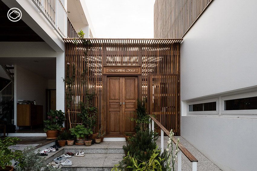 บ้านใหม่ที่ใช้แต่ของเก่าและยกเอาบ้านเรือนไทยของคุณตาอายุกว่า 80 ปีมาไว้บนบ้าน บ้านหรุ่นรักวิทย์, ป่อง ปฐมา หรุ่นรักวิทย์
