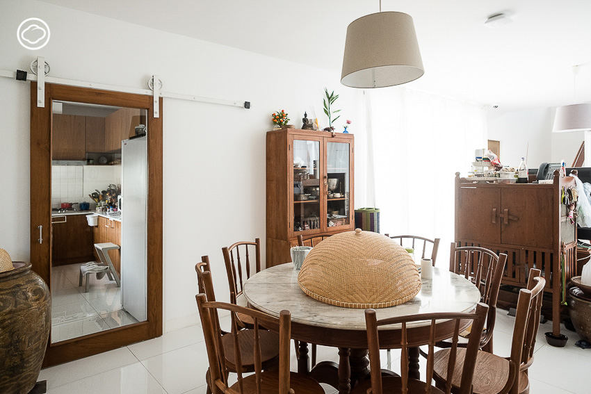 บ้านใหม่ที่ใช้แต่ของเก่าและยกเอาบ้านเรือนไทยของคุณตาอายุกว่า 80 ปีมาไว้บนบ้าน บ้านหรุ่นรักวิทย์, ป่อง ปฐมา หรุ่นรักวิทย์