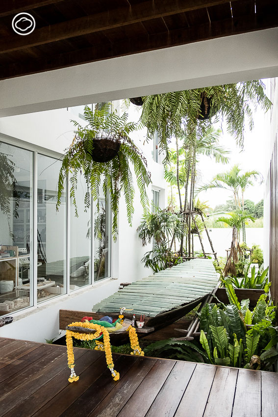 บ้านใหม่ที่ใช้แต่ของเก่าและยกเอาบ้านเรือนไทยของคุณตาอายุกว่า 80 ปีมาไว้บนบ้าน บ้านหรุ่นรักวิทย์, ป่อง ปฐมา หรุ่นรักวิทย์