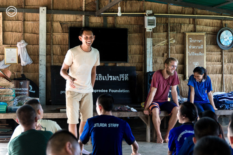ขวัญชัย ปรีดี ผู้ทิ้งชีวิตในลอนดอนมาสร้างหมู่บ้านนานาชาติที่กาฬสินธุ์ให้อาสาสมัครทั่วโลกได้สอนภาษาเด็กไทย