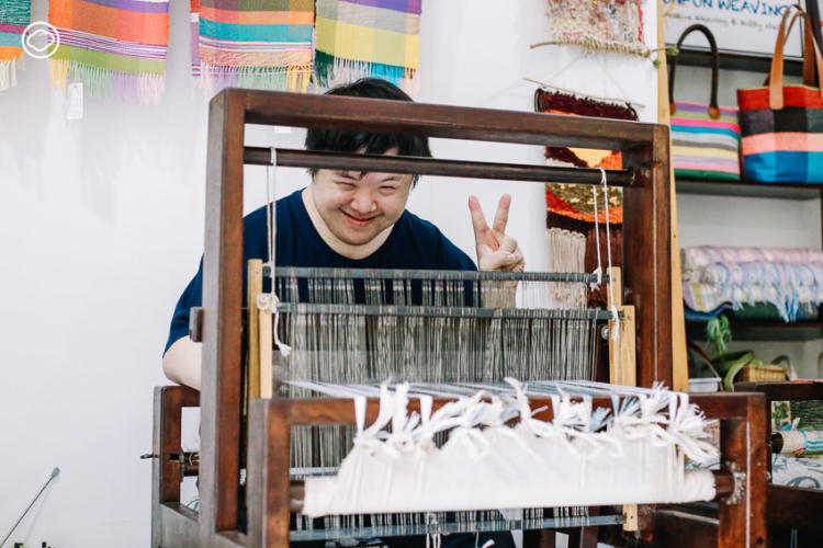 ซัน-ไกรลาส สกุลดิษฐ์ และ แม่เกด-เกษณี สกุลดิษฐ์ Sunfun Weaving