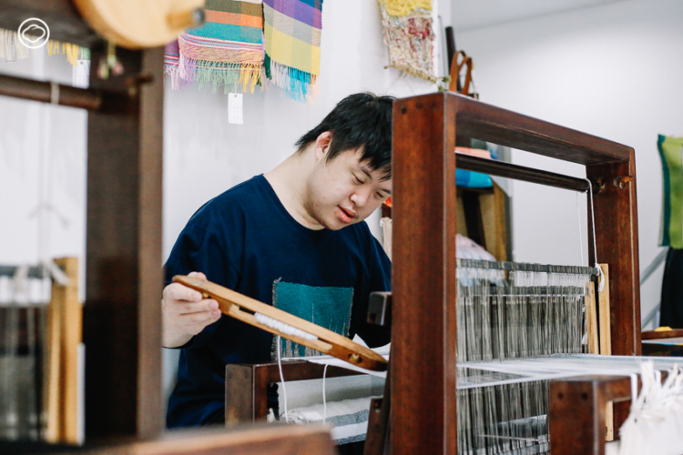 ซัน-ไกรลาส สกุลดิษฐ์ และ แม่เกด-เกษณี สกุลดิษฐ์ Sunfun Weaving