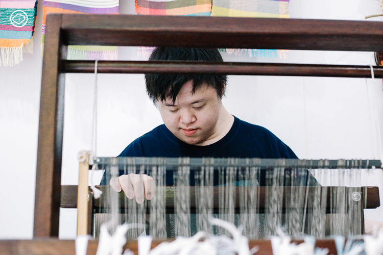Sunfun Weaving สตูดิโอสร้างสรรค์ผ้าทอผืนสวยด้วยฝีมือศิลปินดาวน์ซินโดรม