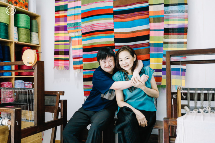 ซัน-ไกรลาส สกุลดิษฐ์ และ แม่เกด-เกษณี สกุลดิษฐ์ Sunfun Weaving