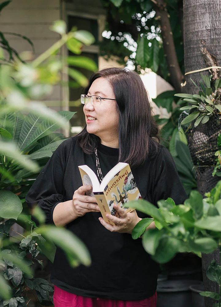 ละคร ลับลวงใจ 2562 หมอดี (เดียร์น่า) แพทย์สาวผู้เพียบพร้อมที่กำลังจะสละโสดกับ โจ้ (มาสุ) หนุ่มรูปงามจากตระกูลใหญ่ ทว่าความฝันกลับพังทลาย เมื่อโจ้เลือกที่จะหักหลังรักแท้ ทิ้งเธอไปคว้าความมั่งคั่งจาก กิ๊ฟ (ภูริตา) เพื่อนรักผู้ร่ำรวยของหมอดีเอง มิตรภาพและคำสัญญาถูกฉีกเป็นชิ้น… แต่ในห้วงแห่งความร้าวรานนั้นเอง ต่อ (วรินทร) CEO ปากร้ายผู้มีอดีตแค้นกับโจ้ ก็ก้าวเข้ามาดึงหมอดีให้ลุกขึ้นยืน การเยียวยาจากผู้ที่เคยแข็งกระด้างกลับแปรเปลี่ยนเป็นความรักที่แท้จริง ขณะที่โจ้ยังคงวนเวียนในวังวนแห่งเสน่ห์ลวงและโลภะ พร้อมจุดไฟแห่งความริษยาในใจใครหลายคน ชะตากรรมที่ถักทอด้วยการทรยศครั้งนี้ จะนำพาไปสู่บทสรุปใด และผลกรรมจากความโลภจะมีราคาที่ต้องจ่ายแพงเพียงใด 1 kingchat feature