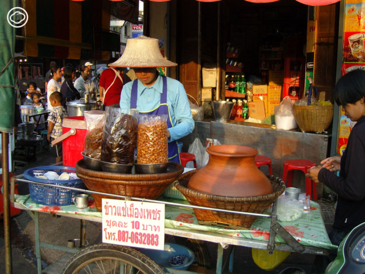 เดินตลาดนัด เสาะหาและศึกษาของซื้อของขายที่บอกเล่าวิถีสังคมแต่ละท้องถิ่น