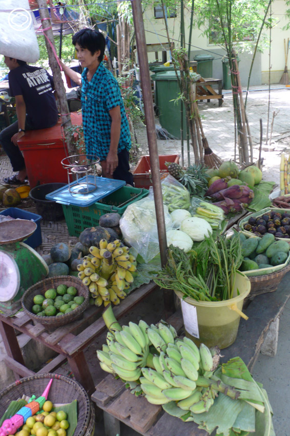 เดินตลาดนัด ตลาดน้ำ เสาะหาและศึกษาของซื้อของขายที่บอกเล่าวิถีสังคมแต่ละท้องถิ่น