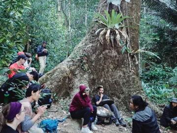 ตามเด็กแคนาดาไปเรียนในหมู่บ้านหินลาดใน ที่ดูแลป่าใหญ่ให้เป็นห้องเรียนของคนทั่วโลก