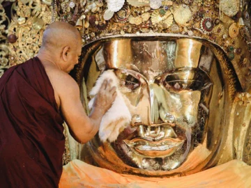 พระมหามัยมุนี พระพุทธรูปมีชีวิตหนึ่งเดียวในเมียนมาที่มีพิธีล้างพระพักตร์ แปรงพระทนต์ ทุกเช้า