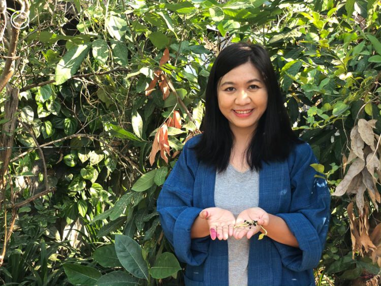 พรพิมล มิ่งมิตรมี สาวสกลผู้ใช้ฟื้นสีจิตรกรรมโบราณและศึกษาของท้องถิ่นเพื่อสร้างสีโทนอีสาน พรพิมล มิ่งมิตรมี สาวสกลผู้ใช้ฟื้นสีจิตรกรรมโบราณและศึกษาของท้องถิ่นเพื่อสร้างสีโทนอีสาน เจ้าของเพจ Craft Colour