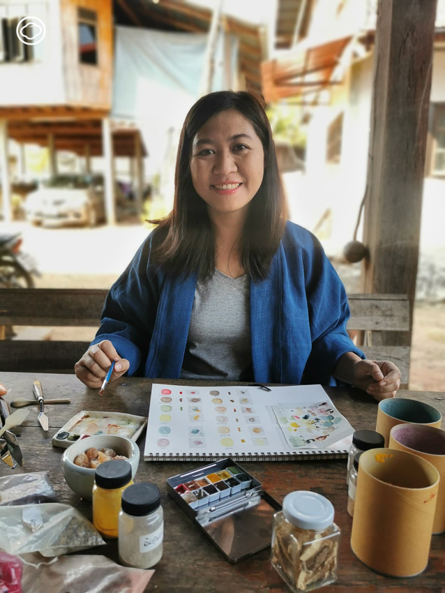 พรพิมล มิ่งมิตรมี สาวสกลผู้ใช้ฟื้นสีจิตรกรรมโบราณและศึกษาของท้องถิ่นเพื่อสร้างสีโทนอีสาน เจ้าของเพจ Craft Colour
