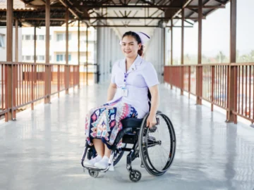 กรรณิการ์ ศรีวิจา พยาบาลบนวีลแชร์ผู้ทำภารกิจเยียวยาผู้คนเคียงบ่าเคียงไหล่ทีมแพทย์