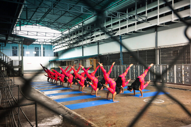 ภารกิจสร้างเรือนจำสุขภาวะ ด้วยการฝึกโยคะให้ผู้ต้องขังและทำสวนเกษตรกรรมหลังกำแพง, นักโทษ, เรือนจำ, ผู้ต้องหา