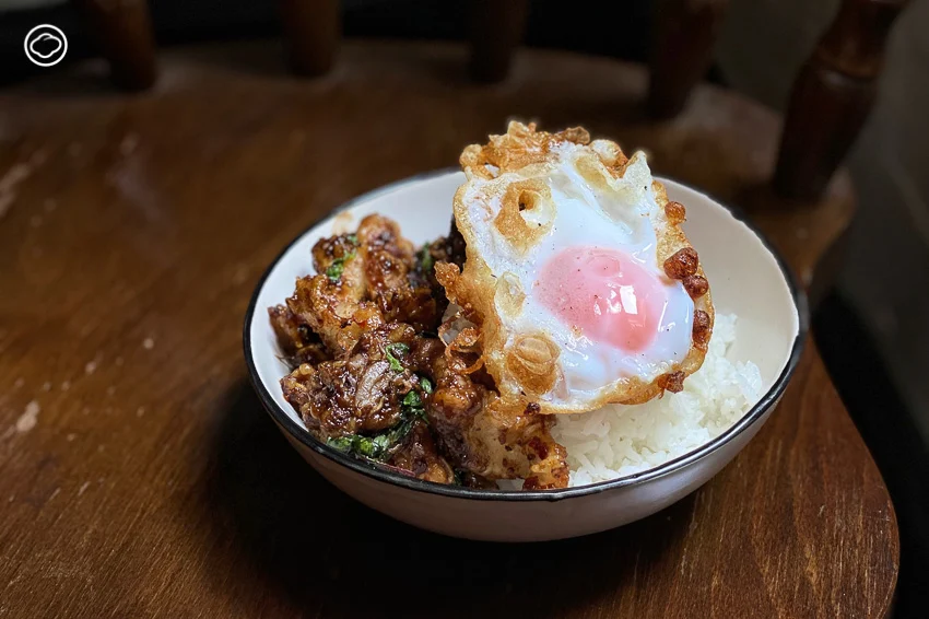 เมนูจากตำราอาหารเก่าเก็บที่ Na Café ร้านอาหารไทยบนถนนสายตำราและความรู้ย่านเมืองเก่า