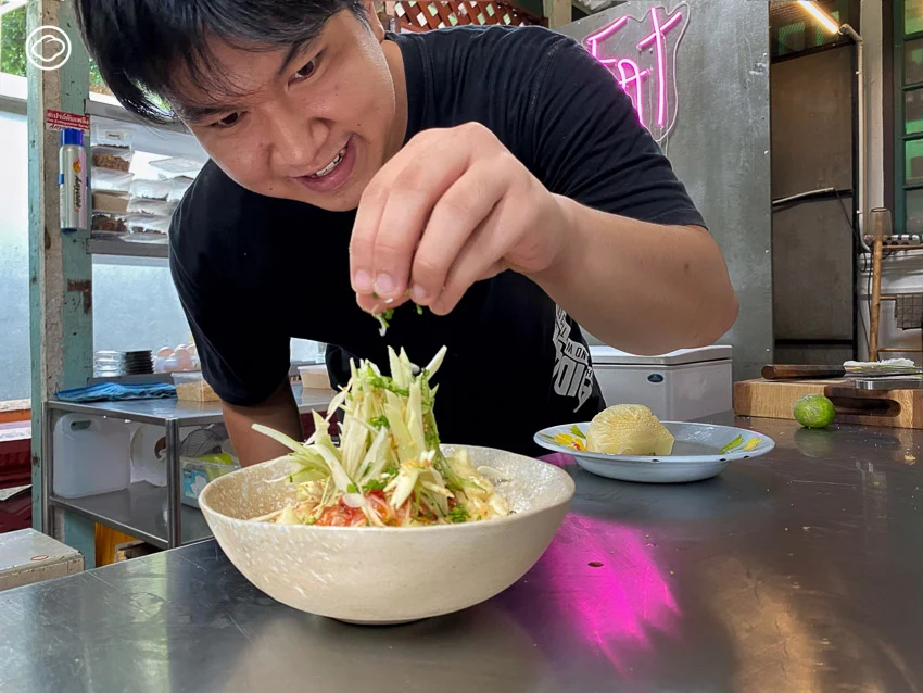 เมนูจากตำราอาหารเก่าเก็บที่ Na Café ร้านอาหารไทยบนถนนสายตำราและความรู้ย่านเมืองเก่า
