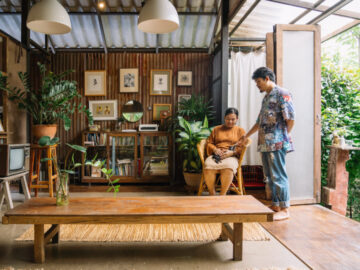 ร้านอาหาร นครพนม, เยี่ยมโบสถ์เก่า ชมคัมภีร์โบราณ จิบกาแฟในอาคารโคโลเนียล นั่งมองสายน้ำโขง และหลงเสน่ห์เมืองแสนสงบแห่งภาคอีสาน