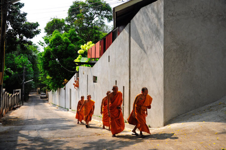 สุริยะ อัมพันศิริรัตน์ สถาปนิก Walllasia ศิลปิน และนักจัดสวน ผู้พากุฏิไทยไปไกลถึงอังกฤษและฝรั่งเศส