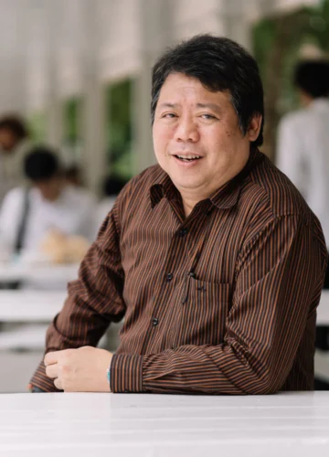 มานะ ตรีรยาภิวัฒน์ ผู้เชี่ยวชาญสื่อและชาวทวิตภพที่เชื่อว่าจะมีวิจัยวิธีสื่อสารม็อบราษฎร