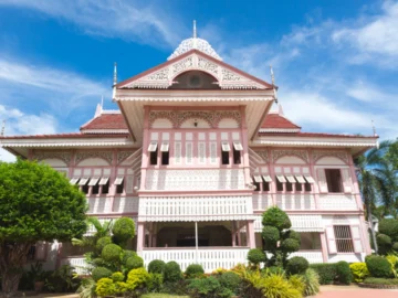 คุ้มวงศ์บุรี เรือนหอไม้สีชมพูอายุ 123 ปีของลูกหลานเจ้าหลวงแพร่องค์สุดท้าย
