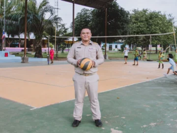ทีมวอลเลย์บอลโรงเรียนบ้านท่าตาสี นักตบลูกยางจากวิถีเกษตรเพื่อความร่วมมือของคนในชุมชน, ครูเบิ้ม-ภิญโญ ไชยภา