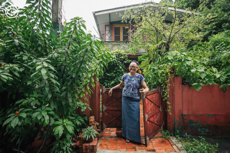 สตูดิโอเย็บผ้าของ แนล-สมพร อินทร์ประยงค์ ที่เย็บผ้าจนเป็นศิลปิน Folk Art ระดับสากล