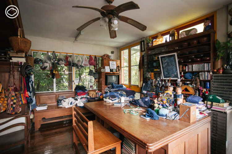สตูดิโอเย็บผ้าของ แนล-สมพร อินทร์ประยงค์ ที่เย็บผ้าจนเป็นศิลปิน Folk Art ระดับสากล