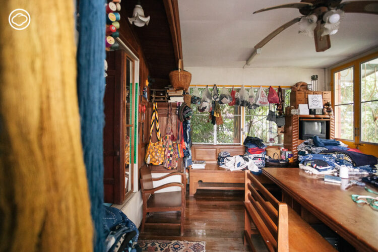 สตูดิโอเย็บผ้าของ แนล-สมพร อินทร์ประยงค์ ที่เย็บผ้าจนเป็นศิลปิน Folk Art ระดับสากล