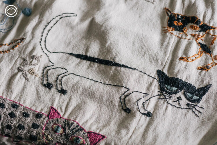 สตูดิโอเย็บผ้าของ แนล-สมพร อินทร์ประยงค์ ที่เย็บผ้าจนเป็นศิลปิน Folk Art ระดับสากล