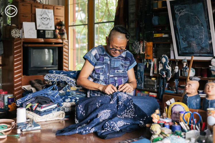 สตูดิโอเย็บผ้าของ แนล-สมพร อินทร์ประยงค์ ที่เย็บผ้าจนเป็นศิลปิน Folk Art ระดับสากล