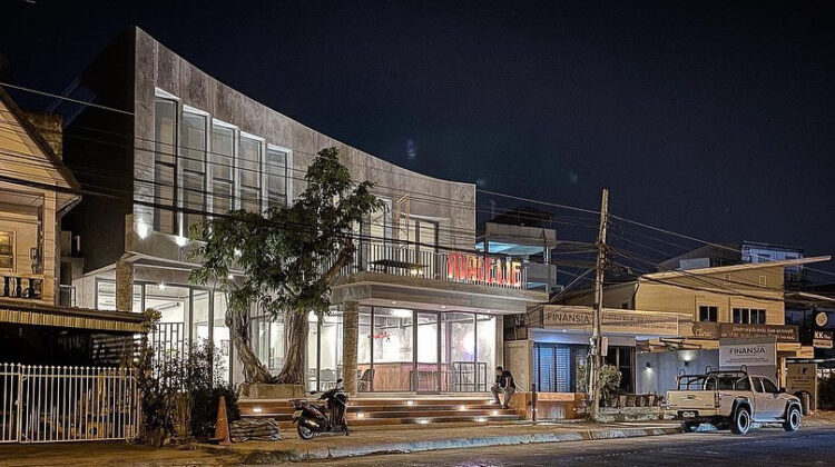 พลังอีสานรุ่นใหม่ใน 'ใหม่อีหลี' แกลเลอรี่ คาเฟ่ และร้านหนังสือข้างบึงแก่นนคร ขอนแก่น