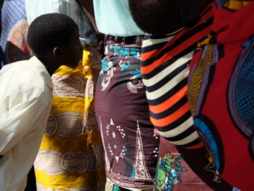 Capulana ผ้าพิมพ์ลายแอฟริกาสีสันสดใส แฟชั่นแสนสนุกที่เล่าวิถีชีวิตและเศรษฐกิจแอฟริกัน