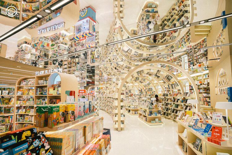 B2S Think Space อุโมงค์หนังสือไซส์ยักษ์กลางเซ็นทรัลชิดลม การพลิกโฉมใหม่ของร้านหนังสือกลางห้าง