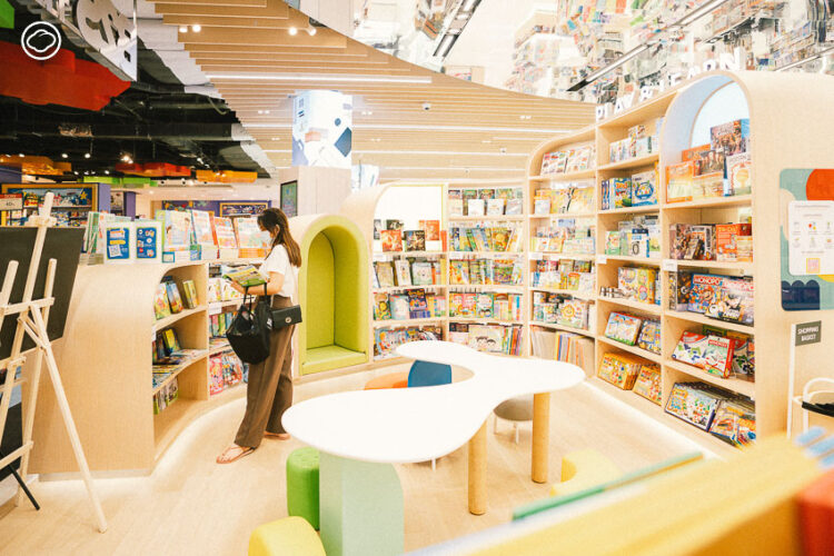 B2S Think Space อุโมงค์หนังสือไซส์ยักษ์กลางเซ็นทรัลชิดลม การพลิกโฉมใหม่ของร้านหนังสือกลางห้าง