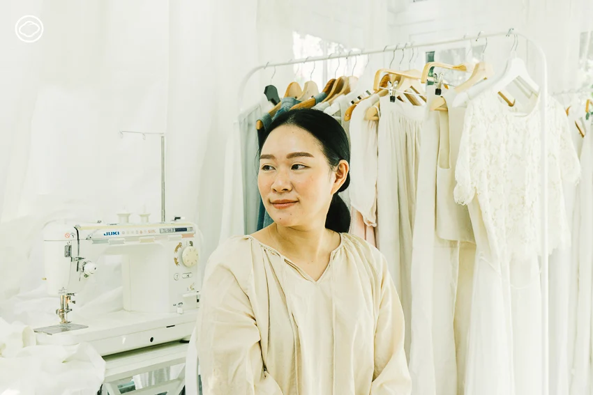 ต้นสน-ญานิศา สันธนาภรณ์ Indigo Bride แบรนด์ชุดแต่งงานที่ใช้ผ้าธรรมชาติ ตั้งแต่ผ้าทอมือท้องถิ่น ผ้าคอตตอน และผ้าลินิน ไปจนถึงผ้าย้อมครามสีน้ำเงินเข้ม