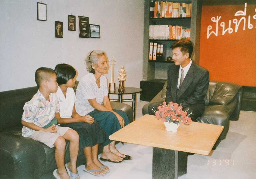 เส้นทางเกือบ 40 ปีของพิธีกรระดับตำนานพิธีกรผู้ทำให้รายการโทรทัศน์มีเรตติ้งเหนือละคร และสร้างปรากฏการณ์สู่หน้าจอมาแล้วนับไม่ถ้วน