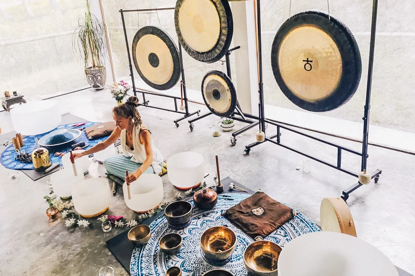 Sound Bath ศาสตร์บำบัดอาการซึมเศร้า ด้วยการนอนอาบเสียงเครื่องดนตรี