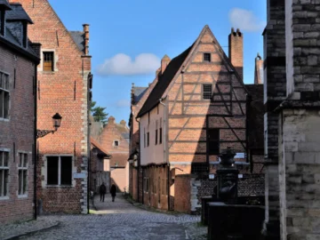 Great Beguinage Leuven รีโนเวตหมู่บ้าน 800 ปีของนางชีคาทอลิก เป็นหอพักนักศึกษาในเบลเยียม