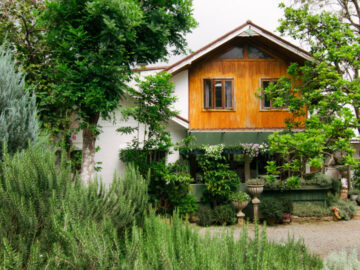 Rosemary House โฮมสเตย์ในสวนของป้าติ๋มวัย 61 ที่ใช้เวลา 8 ปี ปลูกโรสแมรีที่ อ.ปากช่อง