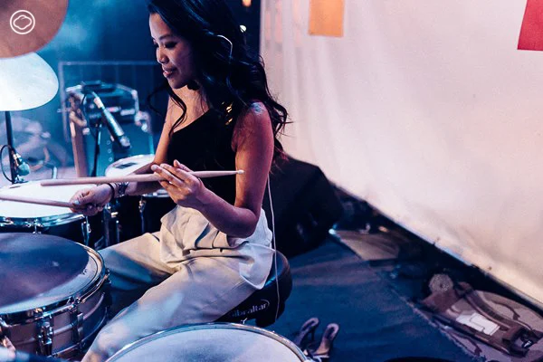 สลิล ชีวพันธ์ศรี มือกลองหญิงไทยในแคนาดา กับ ‘Cosmic Island’ อัลบั้มชุดแรกในชีวิต ที่ทำเองทุกขั้นตอนและหยิบปัญหาสิ่งแวดล้อมของกรุงเทพฯ มาตีความเป็นเพลงทั้ง 8
