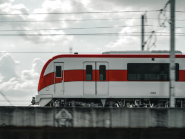 รู้จัก ‘หนูแดง’ รถไฟฟ้าชานเมืองสายสีแดง พร้อมเปิดให้บริการวิ่งรอบกรุงเทพฯ