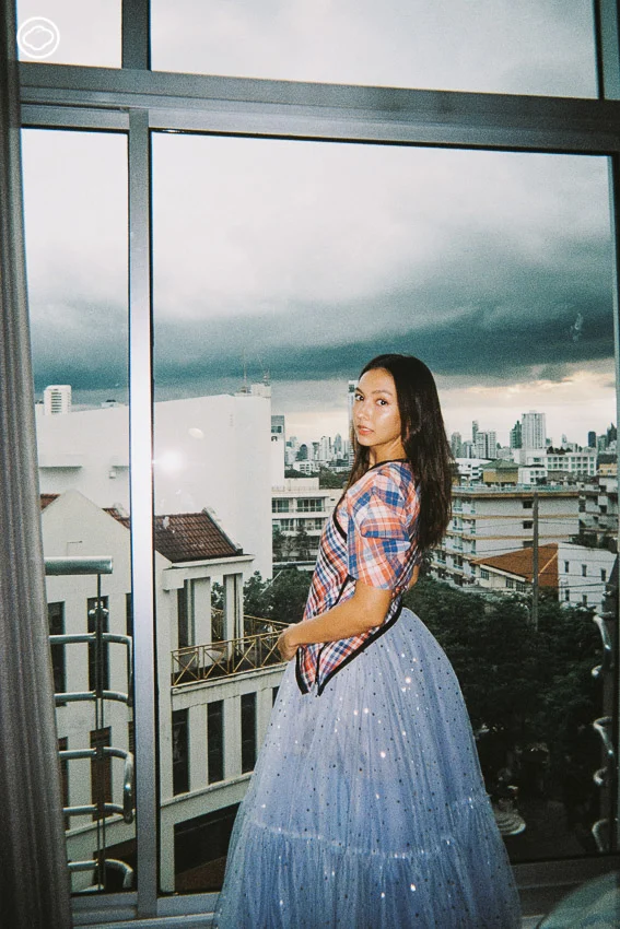 เปิดตู้เสื้อผ้า คารีสา สปริงเก็ตต์ สาวผู้รักผ้าไทยและบอกทุกคนว่าจงแต่งตัวอย่างมั่นใจ