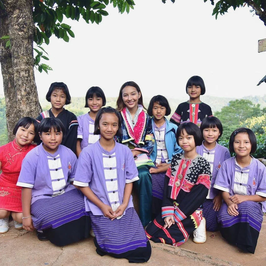 แง้มดูตู้เสื้อผ้าและตัวตนของ ‘คารีสา สปริงเก็ตต์’ ที่มาพร้อมความมั่นใจ ความรักการเดินทางและรักผ้าไทยสี่ภาค
