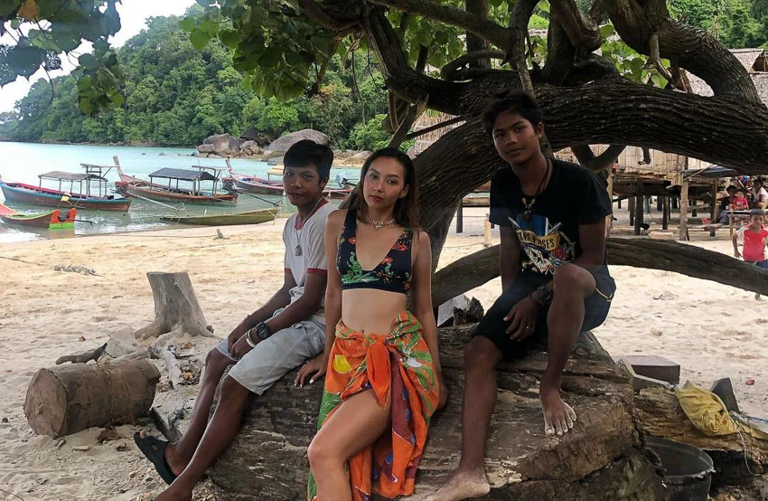 แง้มดูตู้เสื้อผ้าและตัวตนของ ‘คารีสา สปริงเก็ตต์’ ที่มาพร้อมความมั่นใจ ความรักการเดินทางและรักผ้าไทยสี่ภาค