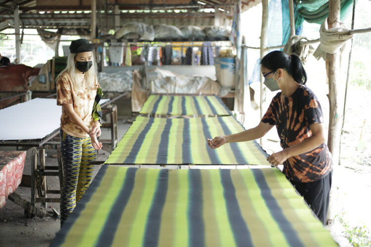 สาวเมืองกรุงจับคู่งานคราฟต์กับการวิ่งเทรลสู่แบรนด์เสื้อผ้า Slow Fashion โดยช่างฝีมือในเชียงใหม่