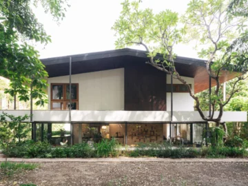 Newday Project รีโนเวตบ้านสุขุมวิทยุคโมเดิร์นหลังสงครามโลกกลายเป็นคาเฟ่ขนมปัง