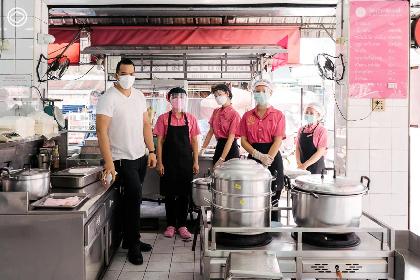 ทายาทรุ่น 3 ‘โกอ่างข้าวมันไก่ประตูน้ำ’ ผู้ทิ้งอาชีพสถาปนิกมารับช่วงต่อร้านอาหารของพ่อ เข้ามาพัฒนาระบบ สร้างวัฒนธรรมในร้าน และขยาย 6 สาขาในเวลา 6 ปี